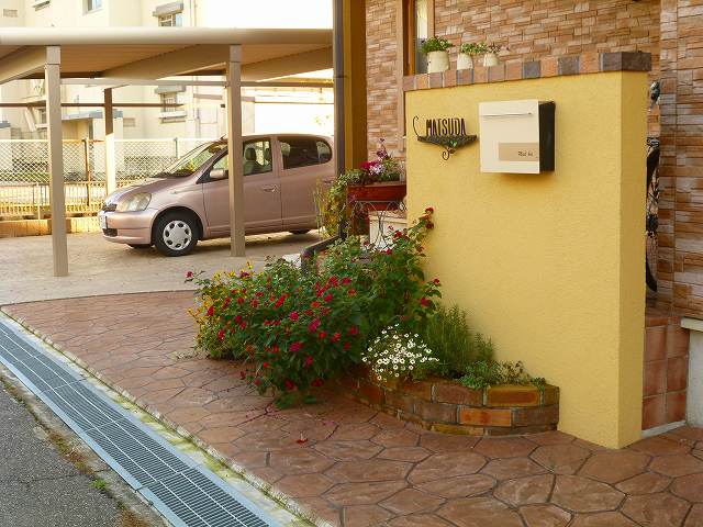 玄関前駐車スペース～中庭、裏庭