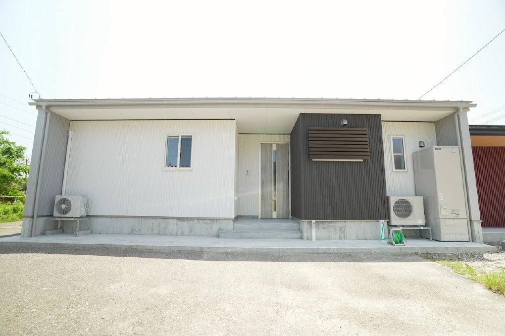 住宅部分の玄関はシンプルに