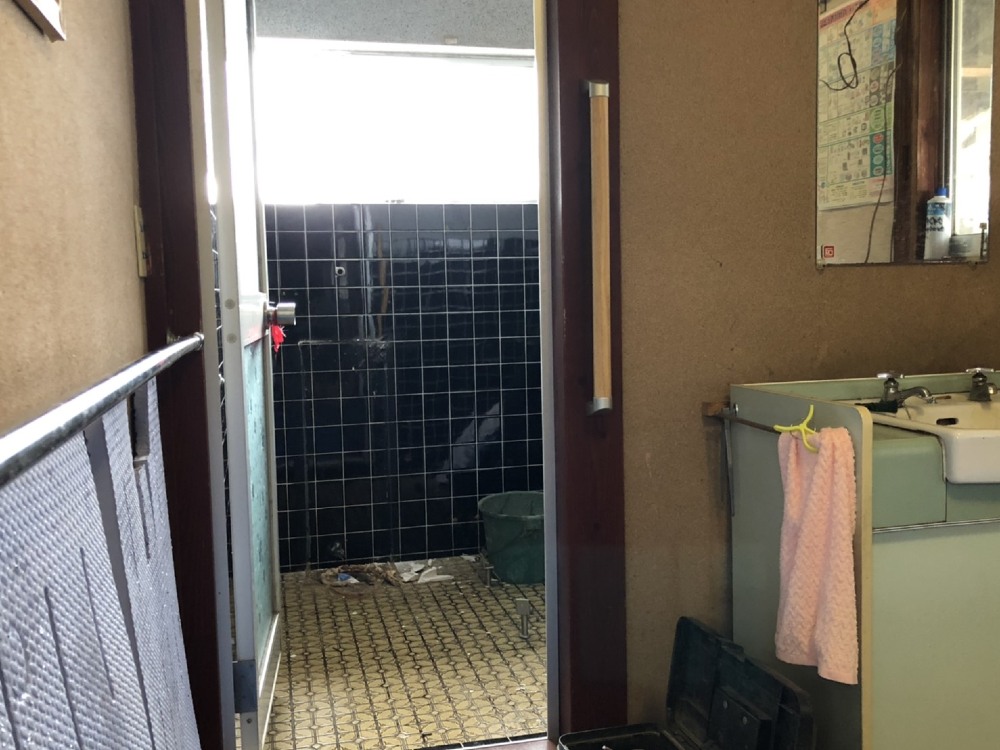 既存のトイレ便器撤去