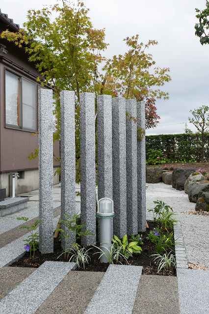 砺波で和風の庭をリニューアル 石垣をとってアプローチの幅を広げ