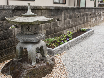 和室から見える灯篭と植栽