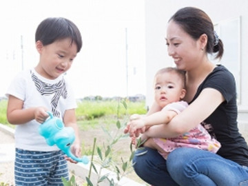 玄関前には実のなる木々がお出迎え