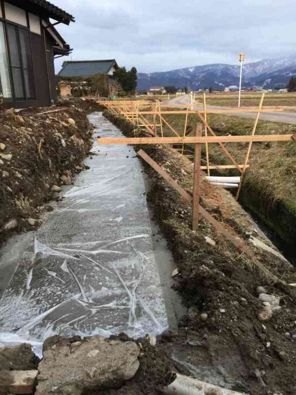 アルミ塀の基礎工事中