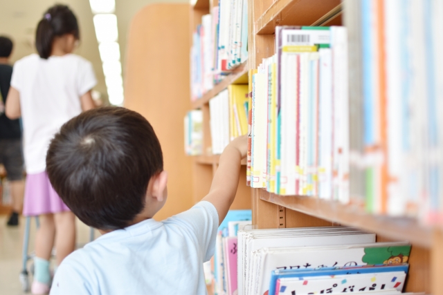 図書館で本を探す子供の写真