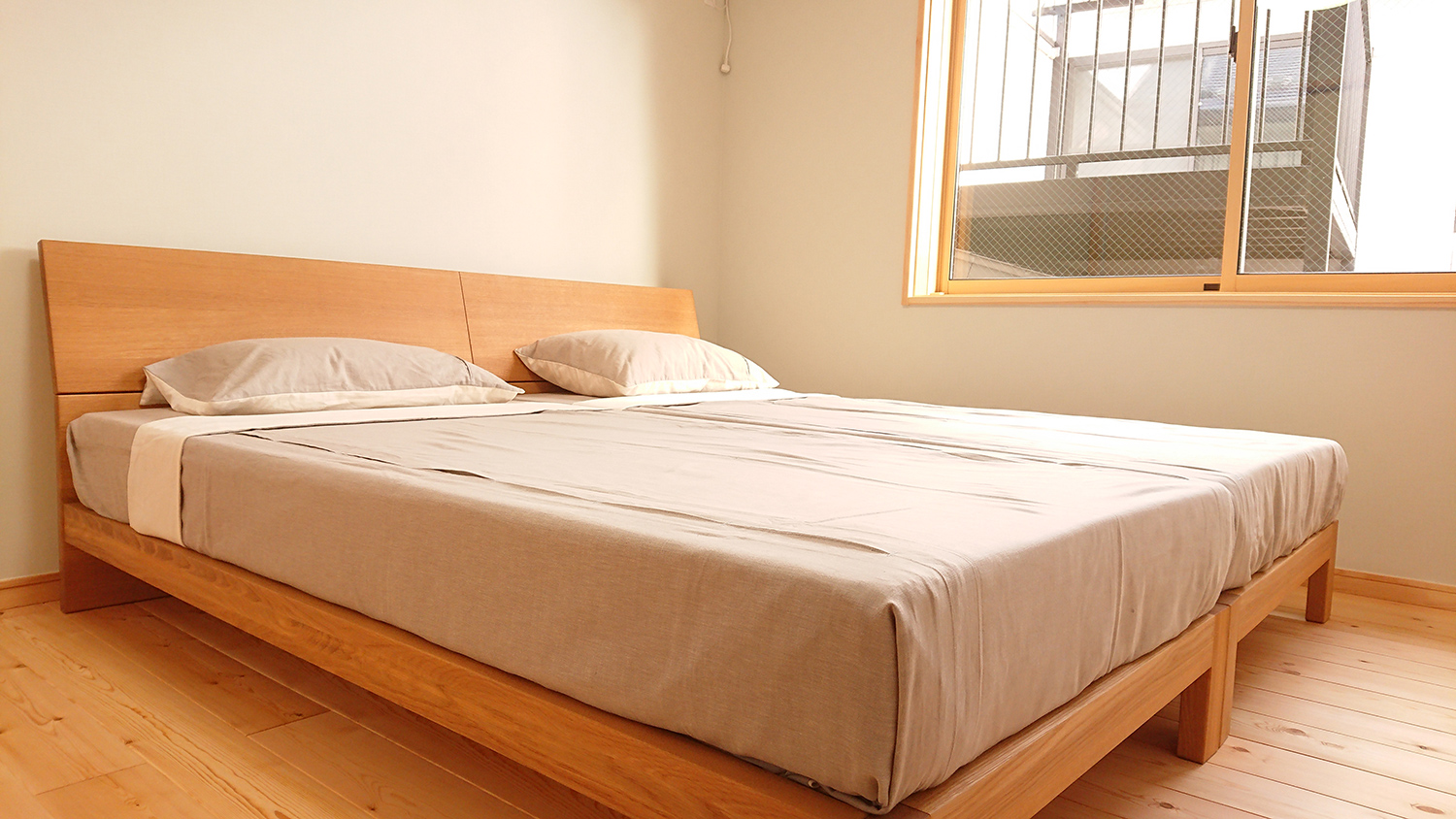 木製フレームのベッド