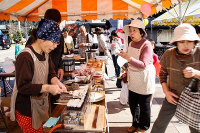 あやめだんごの焼いている様子