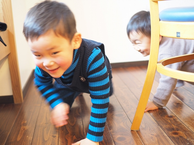 味噌づくりの子供たちの写真